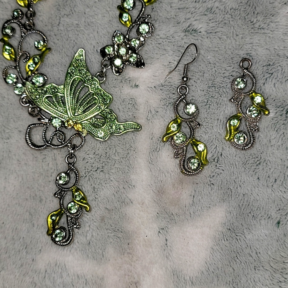 BETSEY JOHNSON GREEN BUTTERFLY NECKLACE